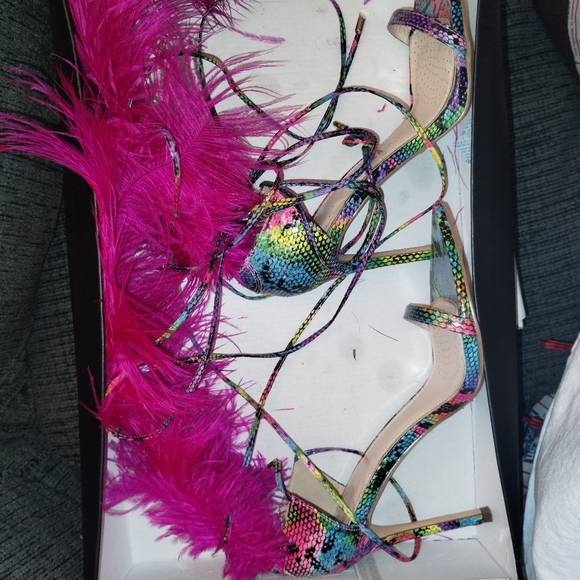 Multiple pairs of women's shoes - Picture 11 of 16